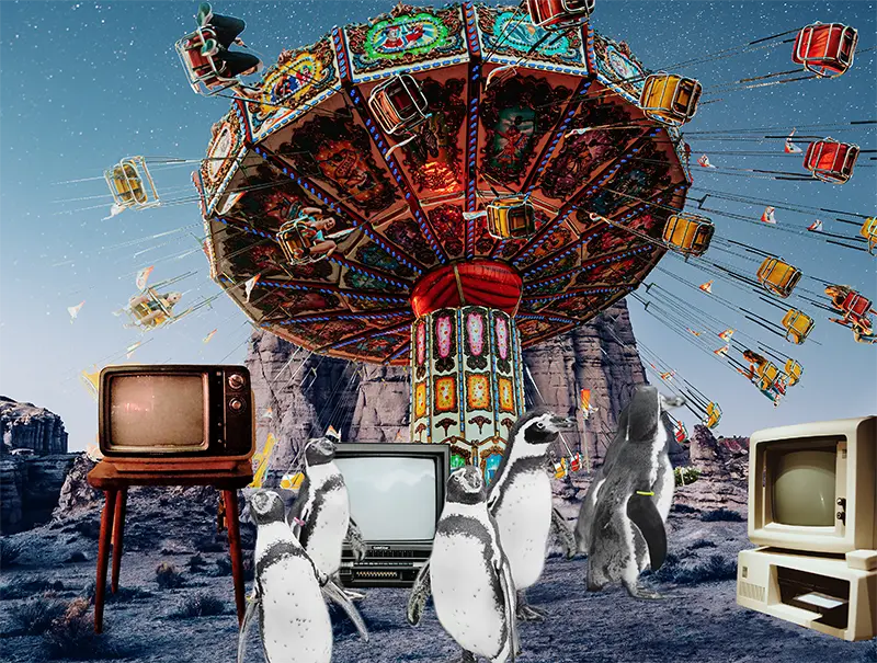Ein Karusell mitten in der Wüste, Pinguine laufen davor zwischen Fernsehern und Computern herum.