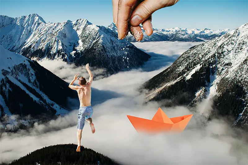 Eine Hand streut Salz in eine bergige Wolkenlandschaft, ein Papierschiff segelt durch die Wolken und ein Junge springt von den Klippen in das Wolkenmeer