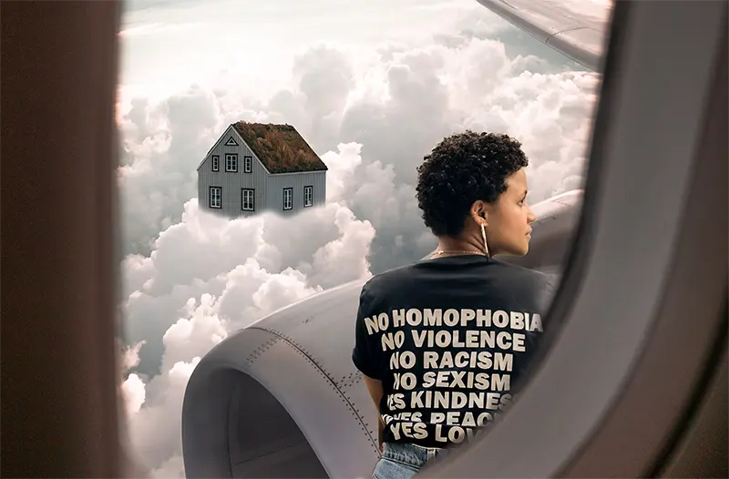 Eine Frau sitzt auf der Flugzeugturbine hoch über den Wolken, ein Haus ist auf einer Wolke gebaut