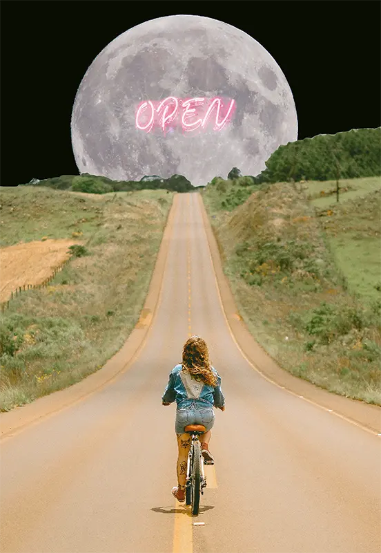 Ein Mädchen fährt mit einem Fahrrad auf den Mond zu, auf ihm steht "open"