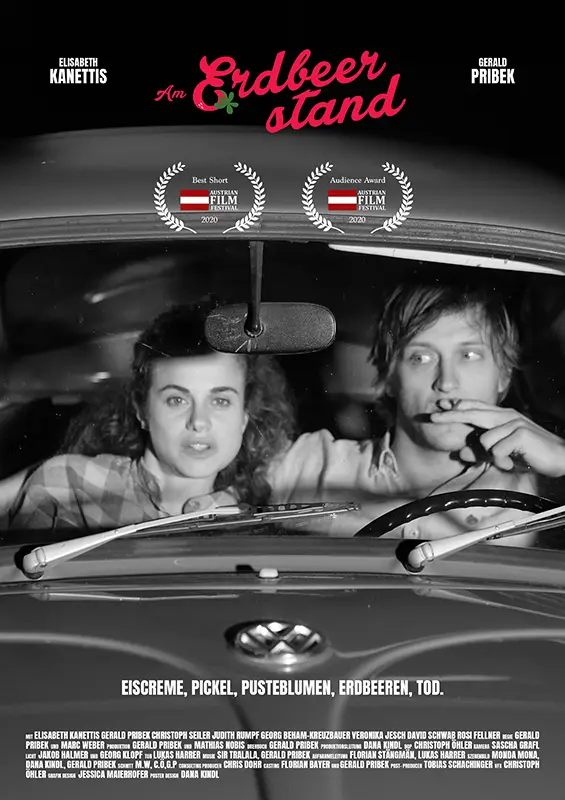 Ein Pärchen sitzt im Käfer im Autokino