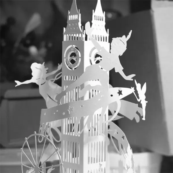 Peter Pan und Wendy fliegen um den Big Ben herum